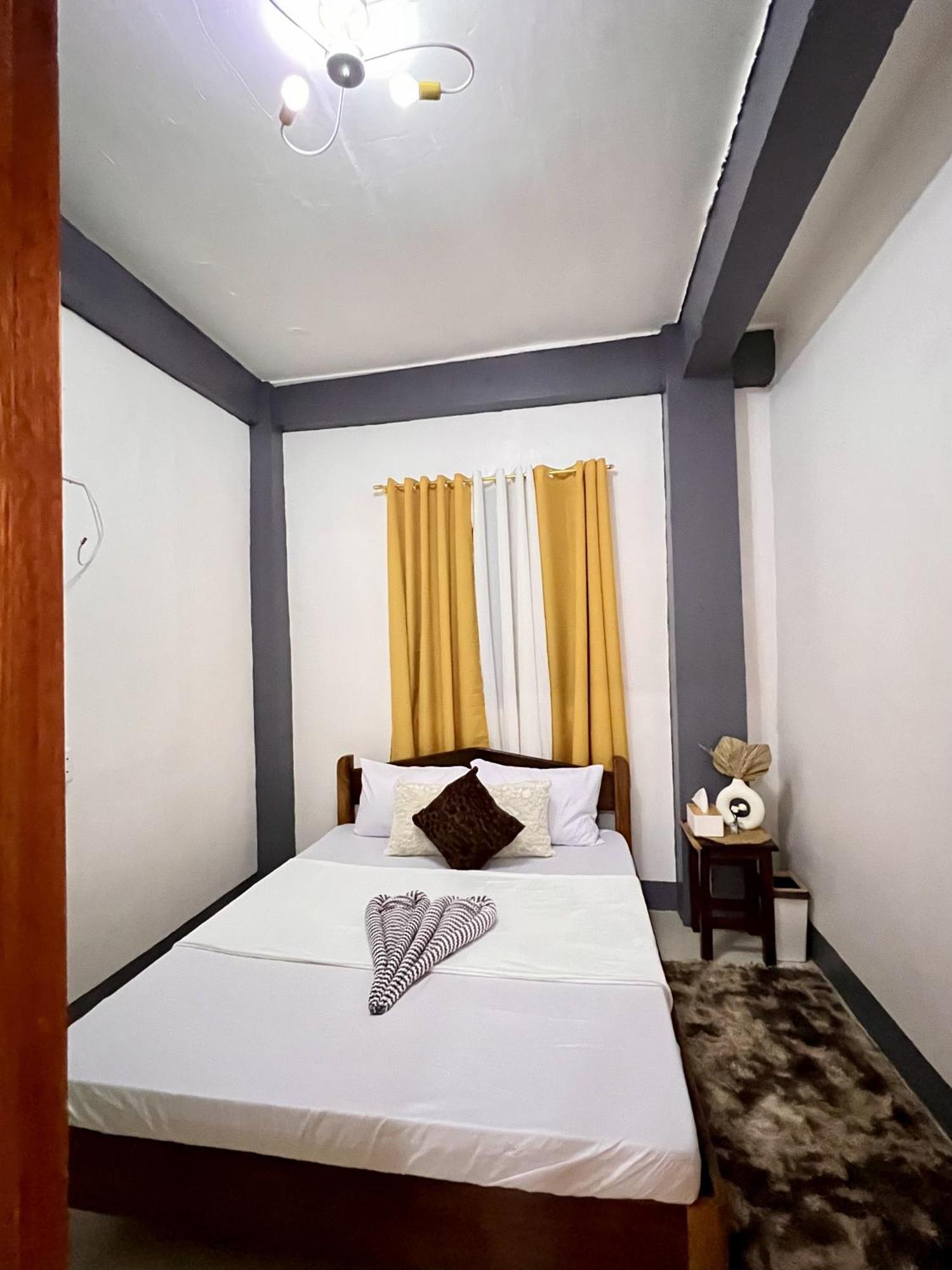 Eighty8 Tourist Inn Корон Экстерьер фото